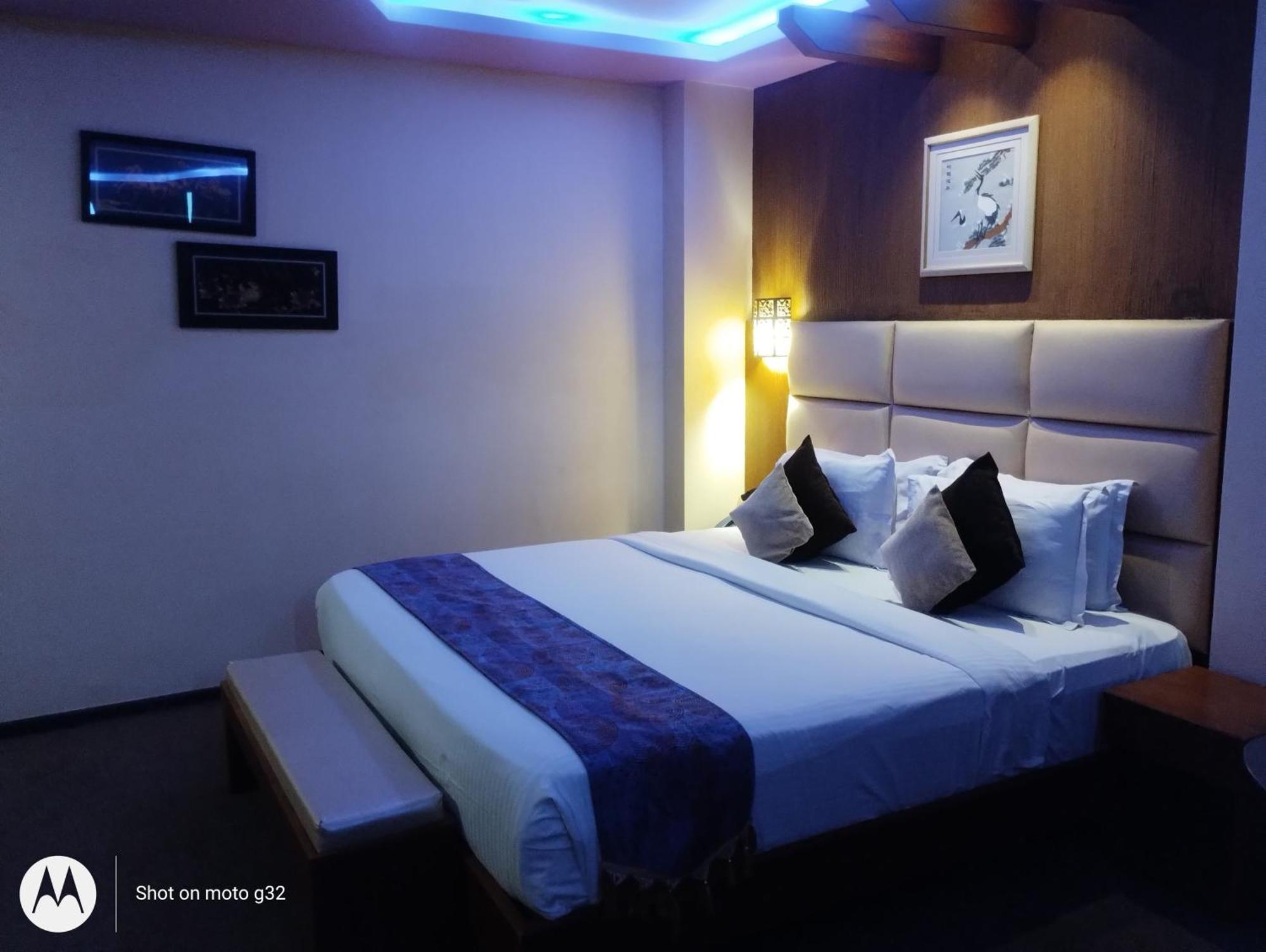 Dolphin Chocolate Inn Chandannagar Extérieur photo